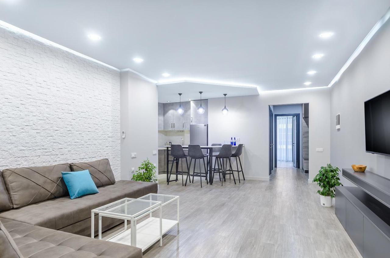 Line Apartment *