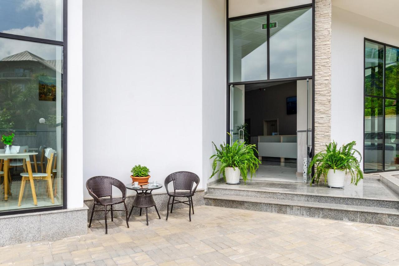 Line Apartment *